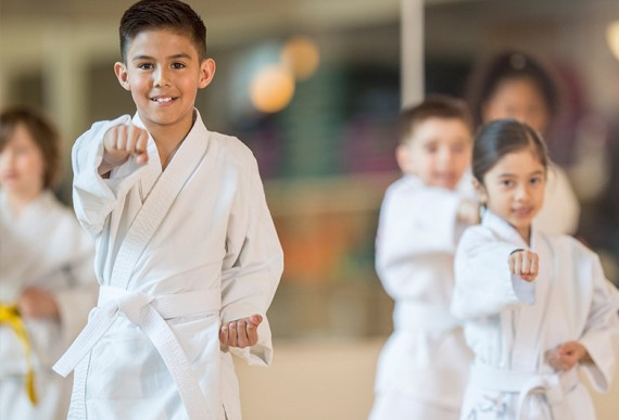 Des enfants apprenent le kataté Des enfants apprenent le kataté