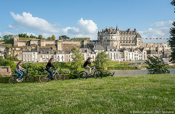 La Loire à vélo : vers le Château d’Amboise. La Loire à vélo : vers le Château d’Amboise.