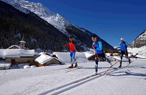 3 skieurs de fonds s’élançant sur les pistes de la station de La Plagne 3 skieurs de fonds s’élançant sur les pistes de la station de La Plagne