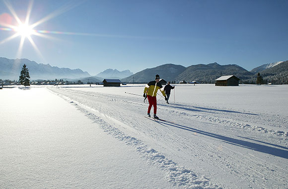 Atemberaubende Berglandschaft beim Langlauf in Garmisch-Partenkirchen Atemberaubende Berglandschaft beim Langlauf in Garmisch-Partenkirchen