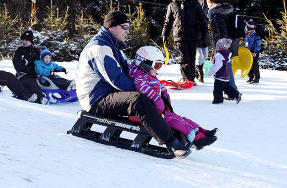 Familienspaß: Rodeln am Sahnehang im Skigebiet Winterberg Familienspaß: Rodeln am Sahnehang im Skigebiet Winterberg