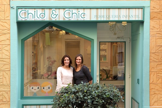 Las peluqueras infantiles Anna y Andreina Leccese delante de Child & Chic