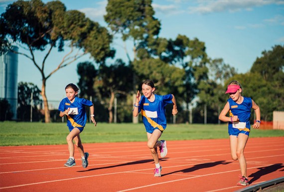 L’athlétisme pour enfant – Des filles font de la course de fond