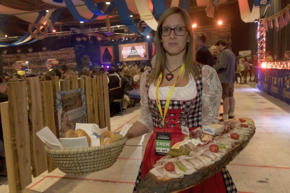 Servierkraft im Dirndl mit Vesperplatte im Festzelt auf der Lavanttaler Wiesn Servierkraft im Dirndl mit Vesperplatte im Festzelt auf der Lavanttaler Wiesn