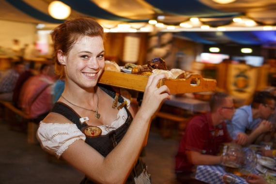 Bedienung mit Vesper-Brett beim Lozärner Oktoberfest Bedienung mit Vesper-Brett beim Lozärner Oktoberfest