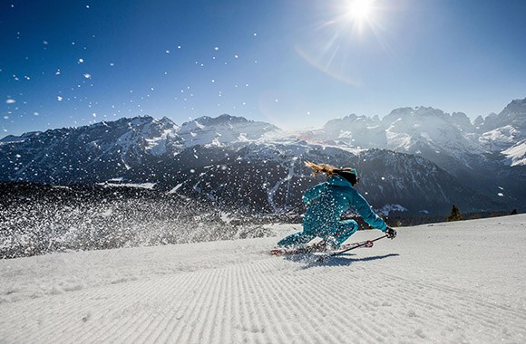 Sciatrice in pista a Campiglio Sciatrice in pista a Campiglio