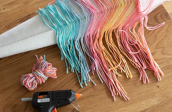 Bunte Mähne der Einhorn-Zuckertüte ankleben Bunte Mähne der Einhorn-Zuckertüte ankleben