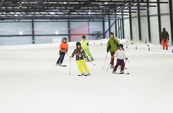 Familie skiet naar beneden in Montana Snowcenter Familie skiet naar beneden in Montana Snowcenter