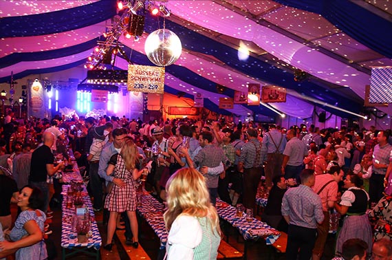 Bierzelt des rheinischen Oktoberfestes in Neuss Bierzelt des rheinischen Oktoberfestes in Neuss