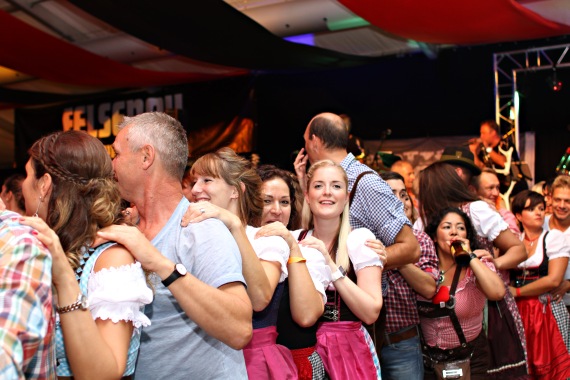 Polonaise im Festzelt beim Berner Oktoberfest Polonaise im Festzelt beim Berner Oktoberfest