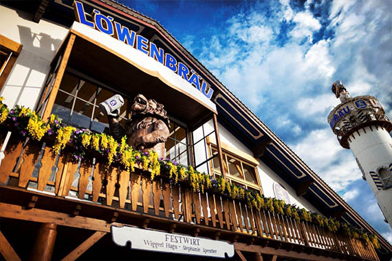 Löwe auf Balkon der Löwenbrau-Festhalle Löwe auf Balkon der Löwenbrau-Festhalle