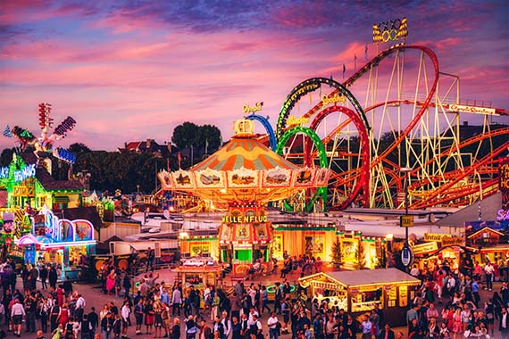 Wiesn-Attraktionen bei Nacht Wiesn-Attraktionen bei Nacht