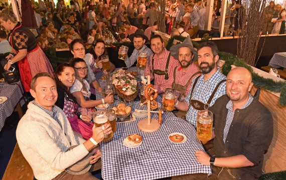 Tischrunde mit Brezen und Vesperplatte beim Oktoberfest Thun Tischrunde mit Brezen und Vesperplatte beim Oktoberfest Thun