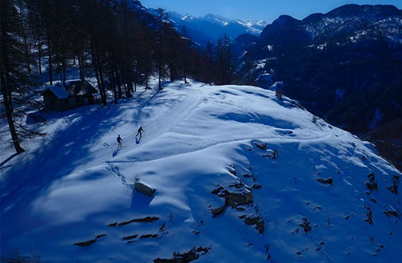 Vue aérienne d’un sentier de ski nordique du domaine de Puy Saint Vincent Vue aérienne d’un sentier de ski nordique du domaine de Puy Saint Vincent