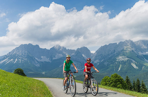 Radtour am Wilden Kaiser: Zwei Radfahrer auf dem Wilden-Kaiser-Radweg. Radtour am Wilden Kaiser: Zwei Radfahrer auf dem Wilden-Kaiser-Radweg.