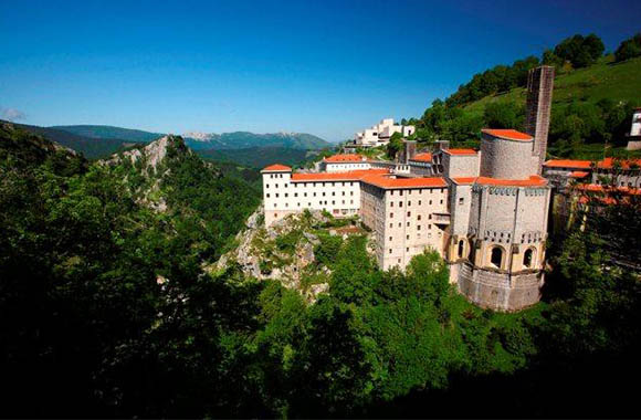 El Santuario de Arantzazu en Oñate (Guipúzcoa)