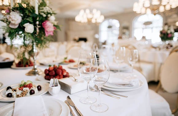 Costes del servicio de catering: banquete de boda en ambiente festivo