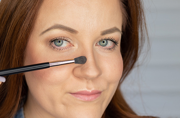 Contouring: Make the nose smaller with make-up.