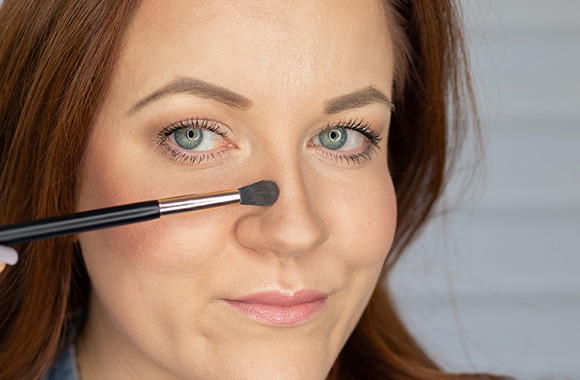 Contouring: Nase schmaler schminken