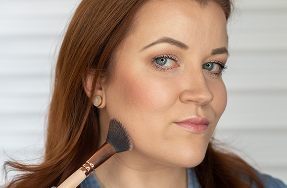 Highlighting cheekbones: Blend the contour products, blush and highlighter well.