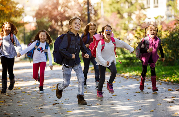 Da Kinder in der Schule viel sitzen, ist Bewegung wichtig zum Ausgleich Da Kinder in der Schule viel sitzen, ist Bewegung wichtig zum Ausgleich