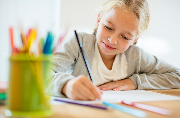 Vorbereitung auf den Schulstart – Mädchen probiert vor der Einschulung ihre Schulsachen Vorbereitung auf den Schulstart – Mädchen probiert vor der Einschulung ihre Schulsachen