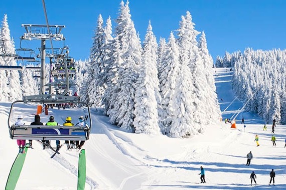 Sessellift und eine Skipiste in den Bergen Sessellift und eine Skipiste in den Bergen
