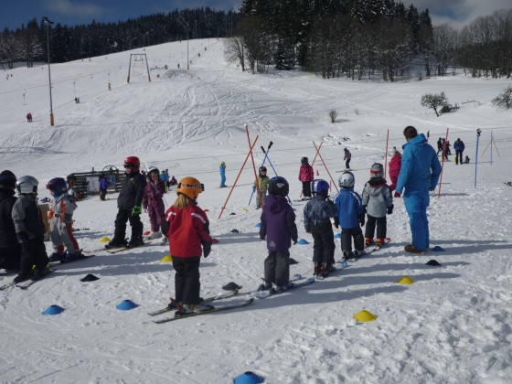 Kinder im Skiübungsparkour Kinder im Skiübungsparkour