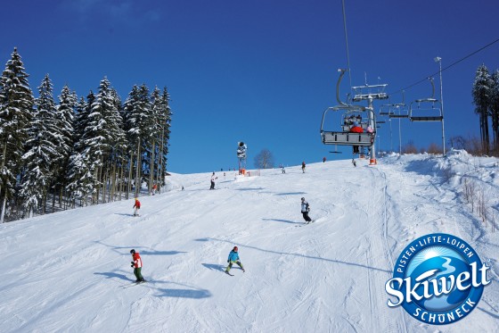 Skipiste mit Sessellift Skipiste mit Sessellift