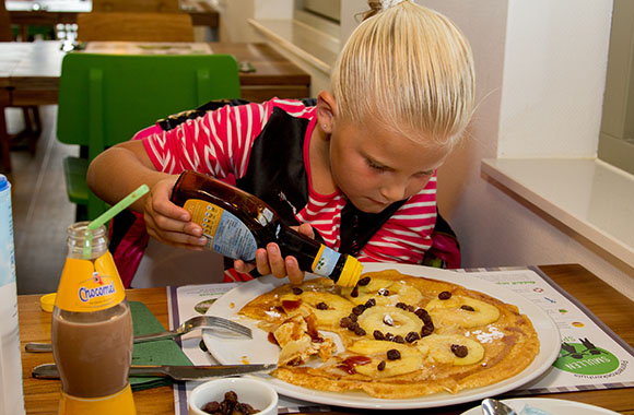 Smullen en Spelen in Almere Hout Noord – meisje eet pannenkoek Smullen en Spelen in Almere Hout Noord – meisje eet pannenkoek