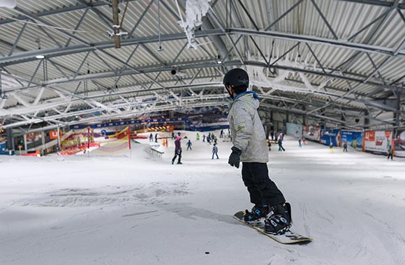 sneeuwbaan: jongetje skiet van de berg in indoorskihal de Uithof sneeuwbaan: jongetje skiet van de berg in indoorskihal de Uithof