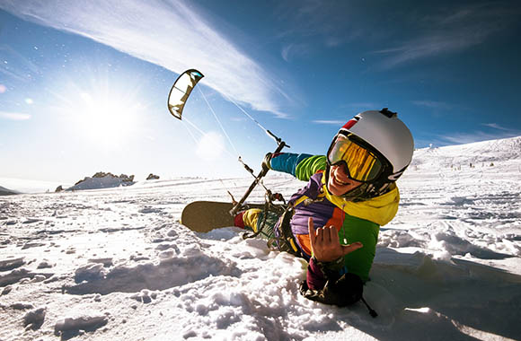 Un homme fait du snowkite à la montagne Un homme fait du snowkite à la montagne