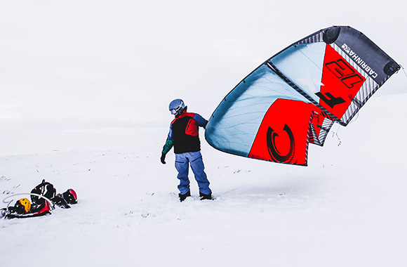 Snowkiting – osoba przygotowująca się do startu Snowkiting – osoba przygotowująca się do startu