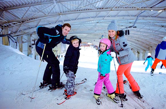 Gezin skiet in indoor-skihal SnowPlanet Velsen-Zuid Gezin skiet in indoor-skihal SnowPlanet Velsen-Zuid