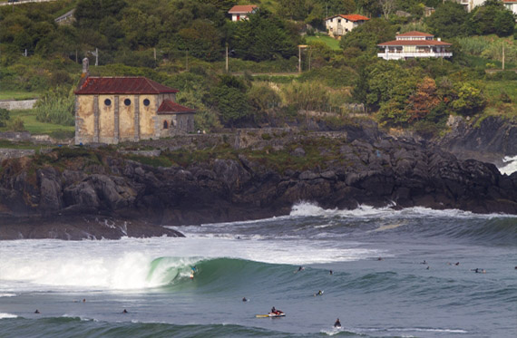 La ola izquierda y el paisaje de Mundaka (Vizcaya)