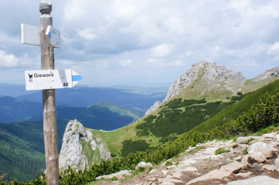 Tatry – szlaki turystyczne: drogowskaz prowadzący na Giewont Tatry – szlaki turystyczne: drogowskaz prowadzący na Giewont