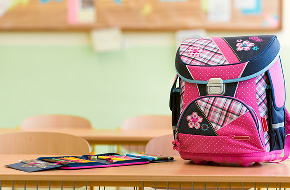 Schulranzen für die Grundschule – Schulkinder mit verschiedenen Schultaschen
