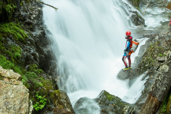 Canyoning Ötztal – Wanderer am Wasserfall