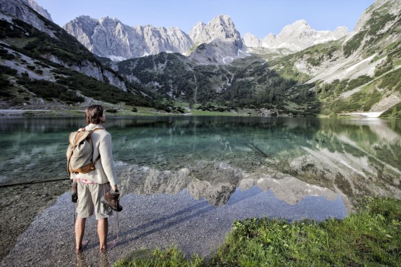 Wandern Tirol – Wanderer am Ufer des Seebensees © Tiroler Zugspitz Arena, Foto: Uli Wiesmeier Wandern Tirol – Wanderer am Ufer des Seebensees