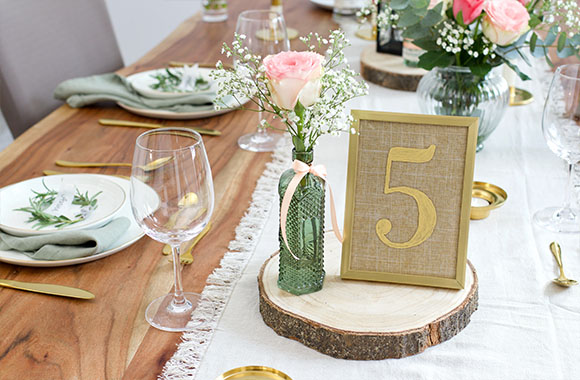 Golden gerahmte Tischnummer auf Hochzeitstisch