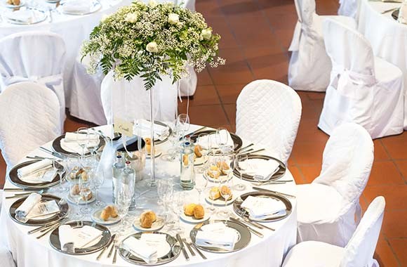Une salle de réception avec des tables décorées pour un mariage Une salle de réception avec des tables décorées pour un mariage