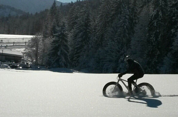 Mann fährt mit einem Fatbike durch den Schnee Mann fährt mit einem Fatbike durch den Schnee