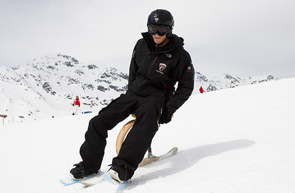 Beim Skifox sitzt man auf einer Art Hocker mit einem Ski am unteren Ende Beim Skifox sitzt man auf einer Art Hocker mit einem Ski am unteren Ende