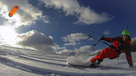 Mann beim Snowkiten Mann beim Snowkiten