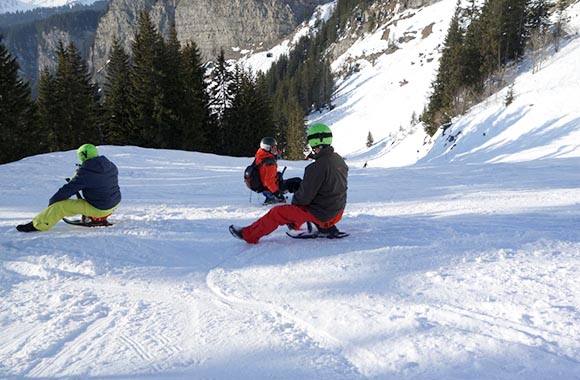 des hommes essaient le Yooner sur de la neige des hommes essaient le Yooner sur de la neige