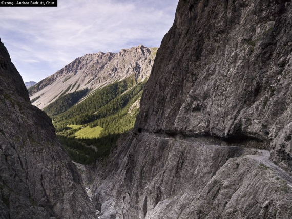 Felsenweg im Val d’Uina 