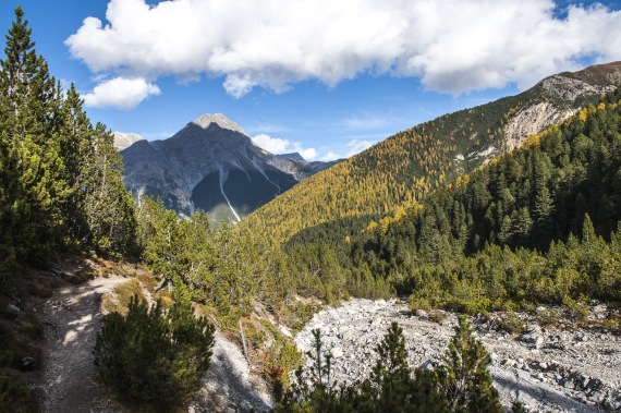 Sonne über Wanderweg im Val Mingèr Sonne über Wanderweg im Val Mingèr