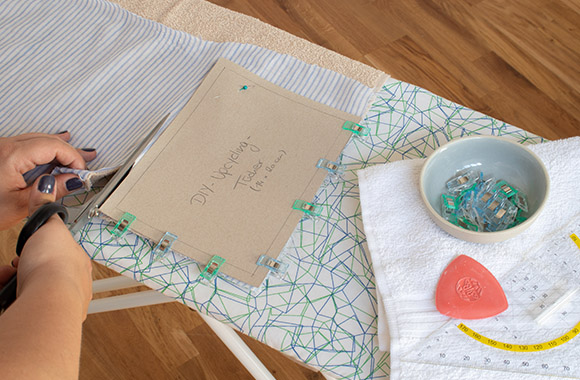 Zuschnitt der Einzelteile für das DIY-Tuch mit vorbereiteter Schablone Zuschnitt der Einzelteile für das DIY-Tuch mit vorbereiteter Schablone