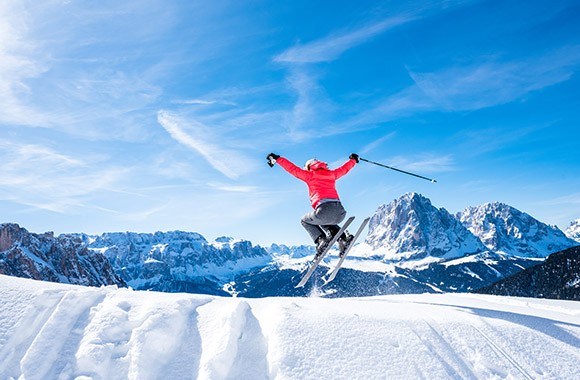 Località sciistica Val Gardena – Uno sciatore che salta Località sciistica Val Gardena – Uno sciatore che salta