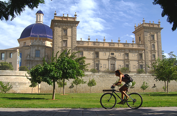 Una ciclista realizando la ruta en Valencia Una ciclista realizando la ruta en Valencia